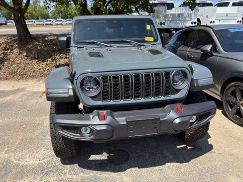 Used 2025 Jeep Wrangler Rubicon w/ Convenience Group AWD/4WD image 2