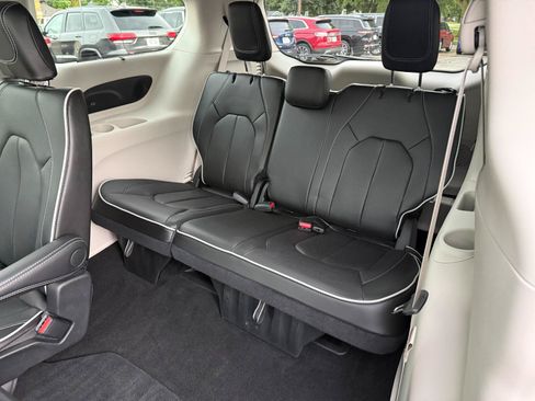 Used 2024 Chrysler Pacifica Limited FWD image 14