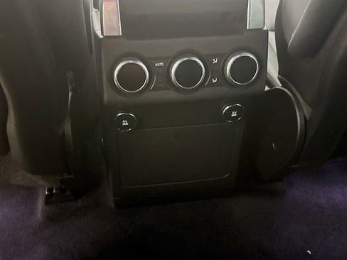 Used 2020 Land Rover Discovery SE image 30