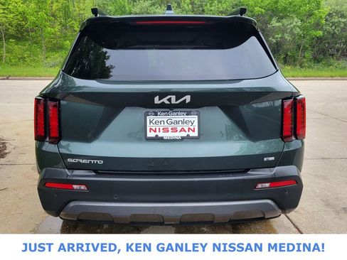 Used 2023 Kia Sorento S w/ Panoramic Sunroof Package AWD/4WD image 4