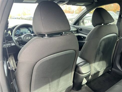 Certified 2025 Hyundai Elantra SEL image 28