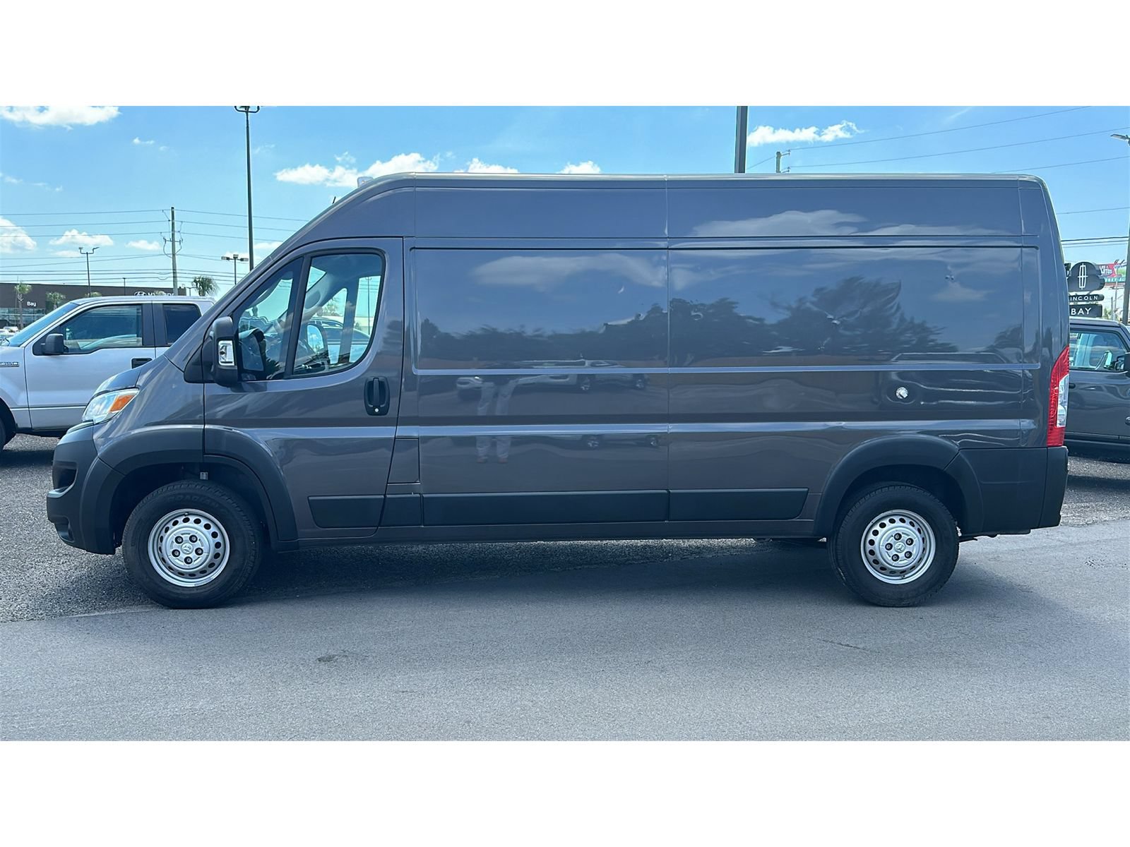 Used 2024 RAM ProMaster 2500 w/ Convenience Group FWD image 3