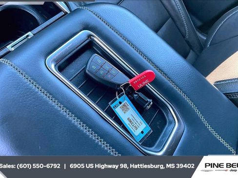 Used 2023 GMC Yukon Denali image 9