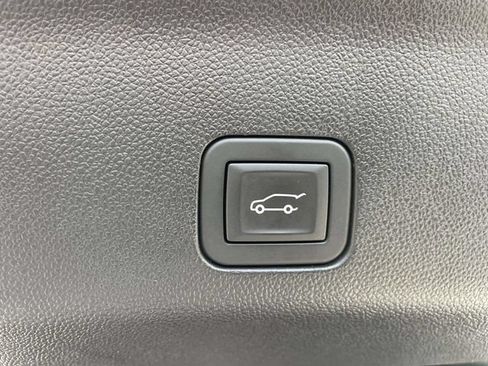 Used 2025 GMC Yukon Elevation AWD/4WD image 10