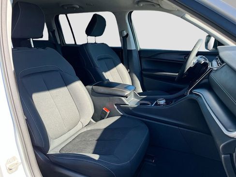 Used 2023 Jeep Grand Cherokee L Laredo image 30