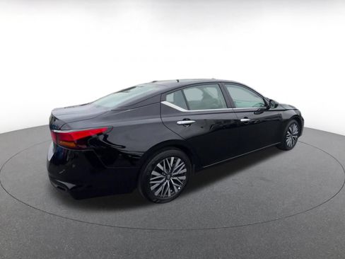 Used 2025 Nissan Altima 2.5 SV FWD image 15