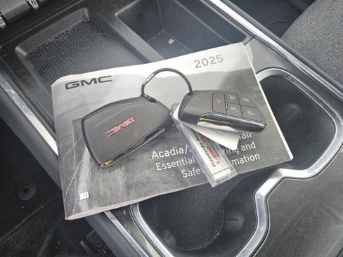 Used 2025 GMC Acadia Elevation image 9