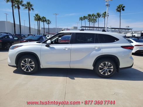 Used 2023 Toyota Highlander XLE image 7
