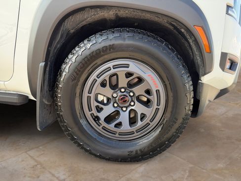 Used 2025 Nissan Frontier Pro-X image 27