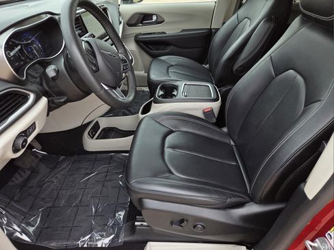 Used 2024 Chrysler Pacifica Touring-L FWD image 27