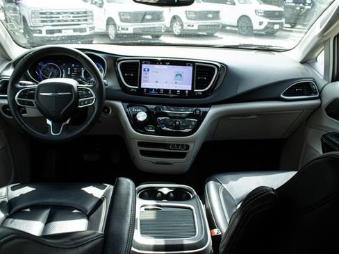 Used 2023 Chrysler Pacifica Touring-L FWD image 14