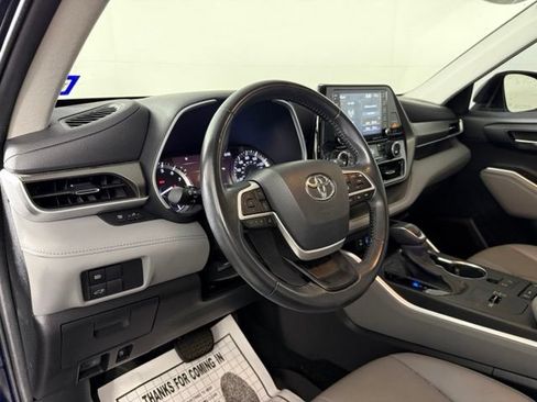 Used 2022 Toyota Highlander XLE FWD image 5
