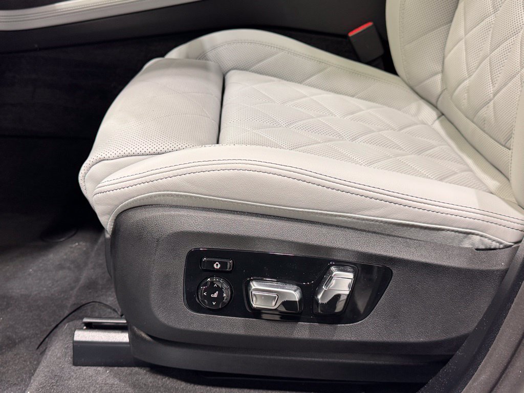Used 2026 BMW X7 xDrive40i w/ M Sport Package AWD/4WD image 17