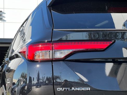 New 2025 Mitsubishi Outlander SE image 28