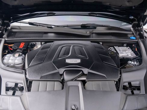 Certified 2023 Porsche Cayenne Platinum Edition image 30