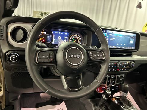 Used 2025 Jeep Gladiator Sport AWD/4WD image 15