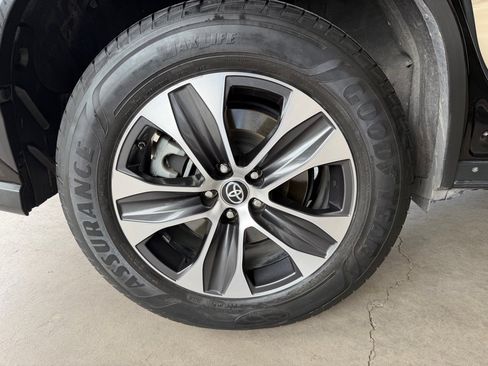 Used 2022 Toyota Highlander XLE FWD image 60