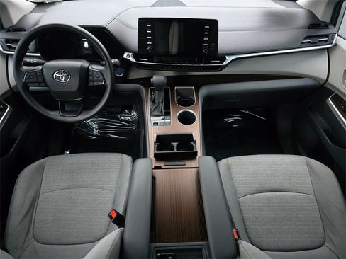 Certified 2023 Toyota Sienna LE image 21