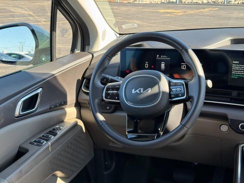 Used 2025 Kia Carnival EX image 13