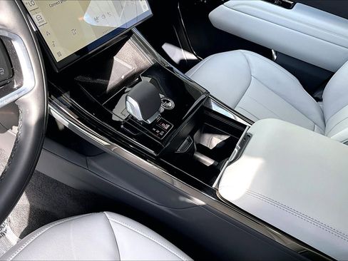 Used 2025 Land Rover Range Rover Sport image 17