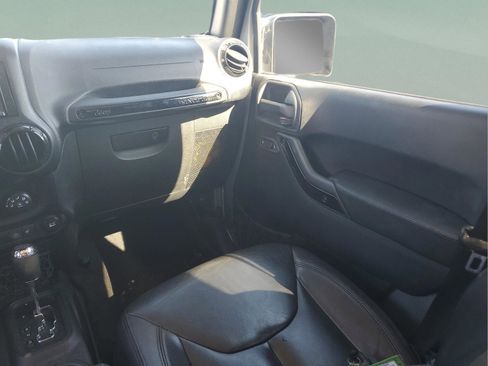 Used 2015 Jeep Wrangler Unlimited Sahara AWD/4WD image 10