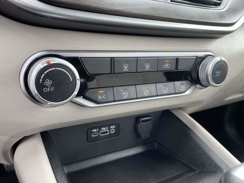 Used 2025 Nissan Altima 2.5 SV FWD image 25