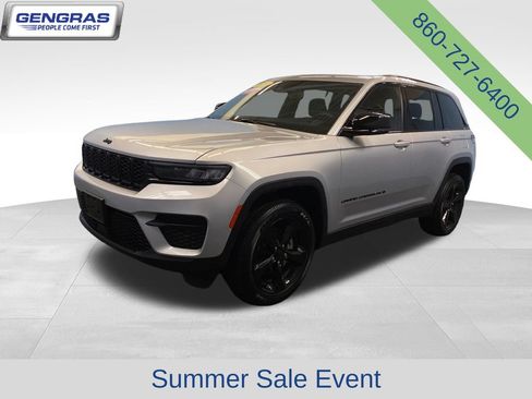 Used 2024 Jeep Grand Cherokee Altitude AWD/4WD image 4