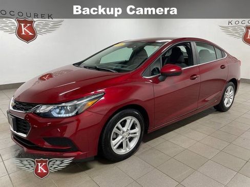 Used 2018 Chevrolet Cruze LT w/ LT Convenience Package FWD image 3
