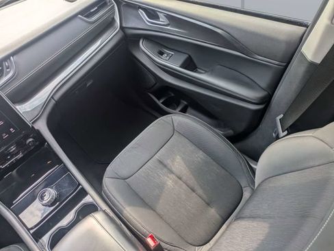 Used 2023 Jeep Grand Cherokee Laredo RWD image 17