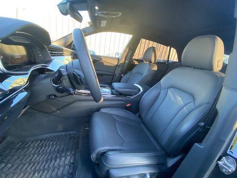 Used 2025 Audi Q8 Prestige w/ Prestige Package image 4