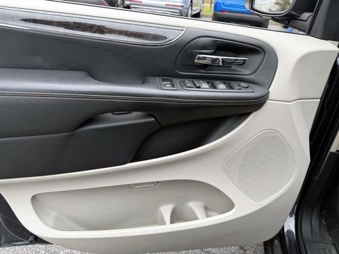 Used 2013 Chrysler Town & Country Touring-L w/ Driver Convenience Group image 17