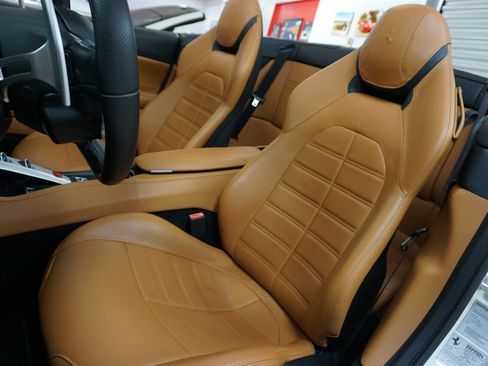 Used 2017 Ferrari California T RWD image 11