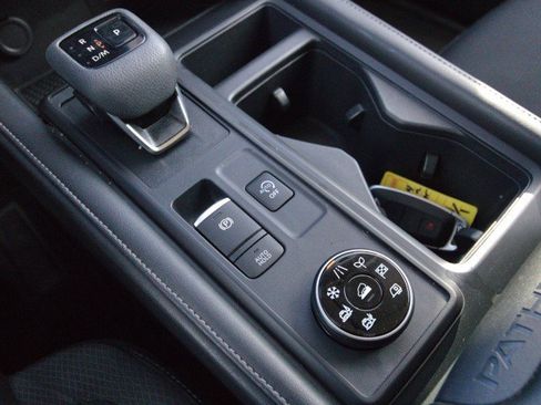 Used 2024 Nissan Pathfinder S image 22