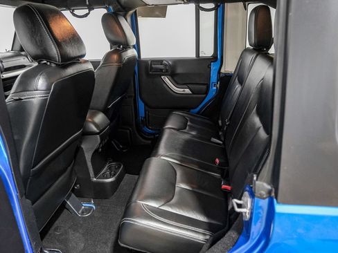 Used 2015 Jeep Wrangler Unlimited Sahara w/ Connectivity Group AWD/4WD image 33