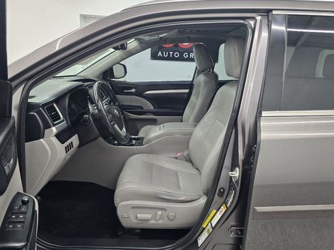 Used 2015 Toyota Highlander XLE FWD image 12