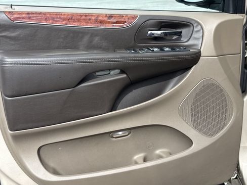 Used 2015 Chrysler Town & Country Touring FWD image 17