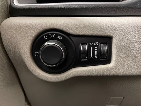 Used 2017 Chrysler Pacifica LX FWD image 30