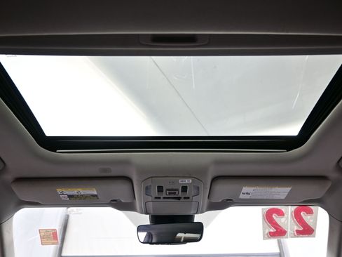 Used 2022 Toyota Highlander XLE AWD/4WD image 18