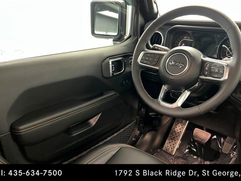 Used 2025 Jeep Wrangler Sahara image 11