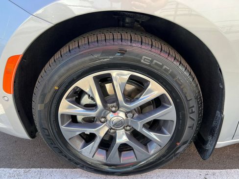 Used 2023 Chrysler Pacifica Pinnacle FWD image 17