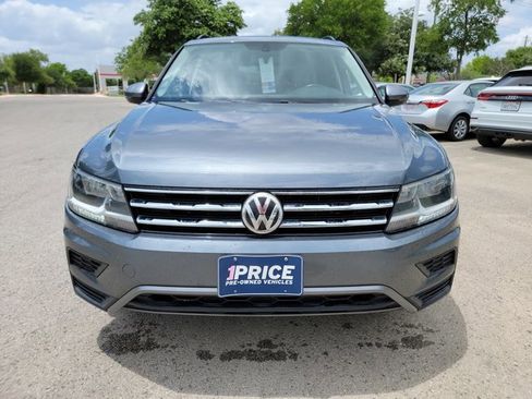 Used 2018 Volkswagen Tiguan SE w/ Panoramic Sunroof Package FWD image 2
