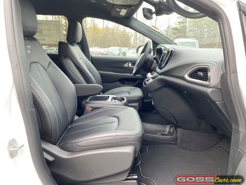 New 2026 Chrysler Pacifica Select image 6