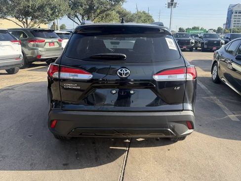 Used 2025 Toyota Corolla Cross LE FWD image 4