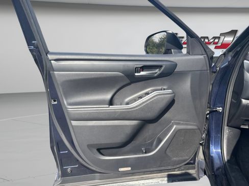 Used 2023 Toyota Highlander XLE FWD image 17