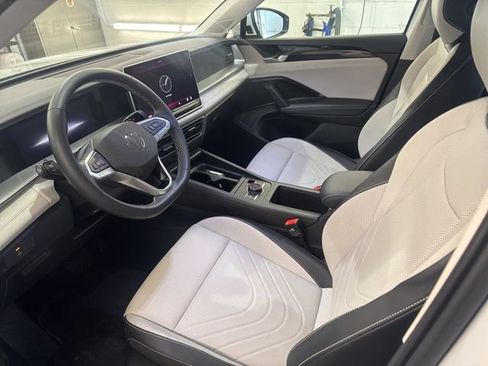 Certified 2025 Volkswagen Tiguan SE image 7