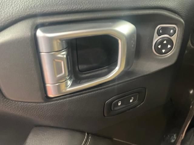 Used 2018 Jeep Wrangler Unlimited Sahara AWD/4WD image 7