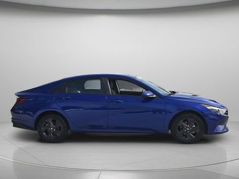 Used 2023 Hyundai Elantra SEL w/ Preferred Accessory Package FWD image 4