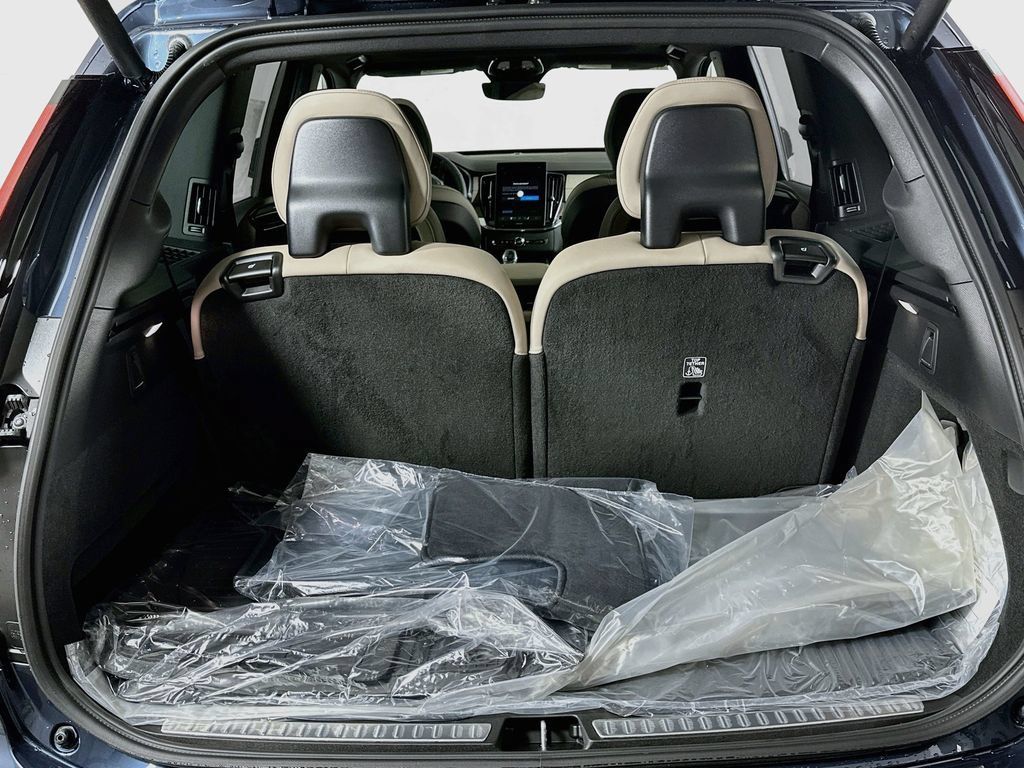 Used 2026 Volvo XC90 B5 Plus w/ Protection Package Premier AWD/4WD image 16
