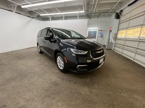 Used 2023 Chrysler Pacifica Touring-L image 8