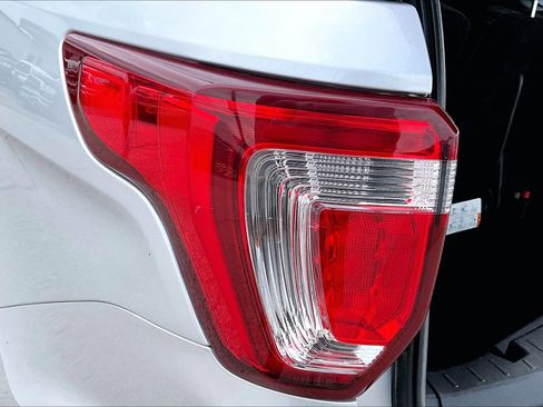 Used 2018 Ford Explorer XLT w/ Equipment Group 201A AWD/4WD image 28